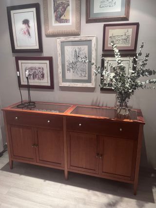 Mueble de madera con tapa de cristal