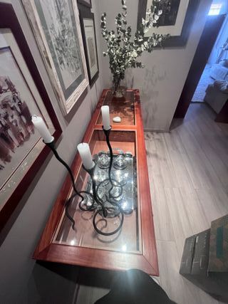 Mueble de madera con tapa de cristal