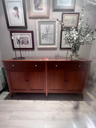 Mueble de madera con tapa de cristal