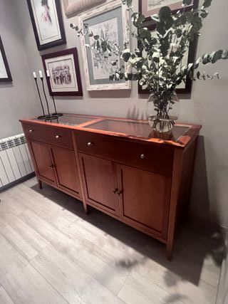 Mueble de madera con tapa de cristal