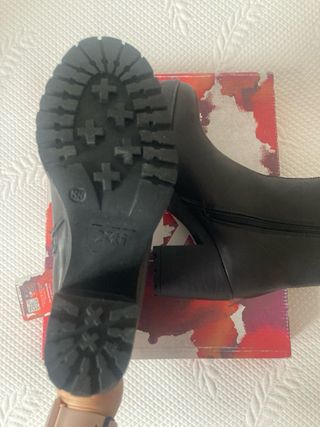 Botín negro piel SIN ESTRENARtacón medio ancho t38