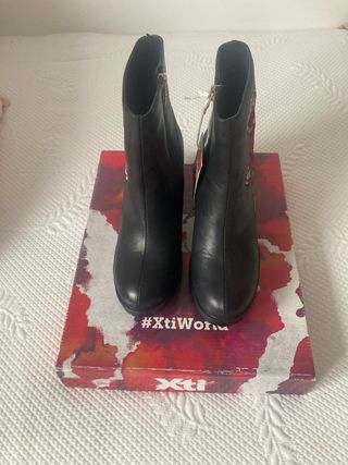 Botín negro piel SIN ESTRENARtacón medio ancho t38