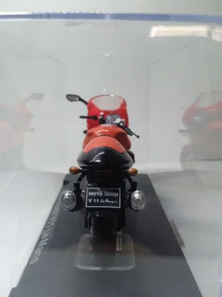 Maqueta Moto Guzzi V11 Le Mans 1:24
