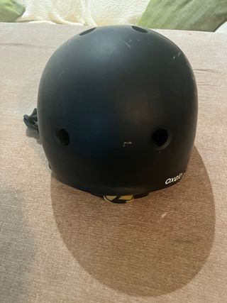 Casco Negro Skate y protecciones