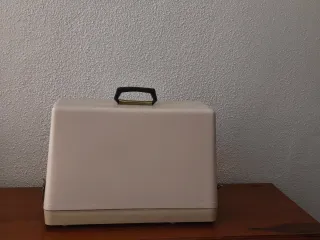 Máquina de coser Alfa con pedal y caja