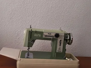 Máquina de coser Alfa con pedal y caja