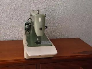 Máquina de coser Alfa con pedal y caja