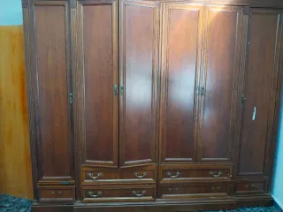 Armario grande de madera con llave