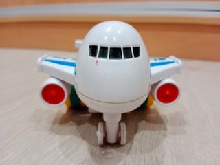 Avión de juguete blanco y azul