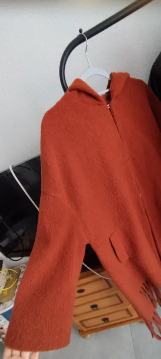 Abrigo Cortefiel con capucha y flecos