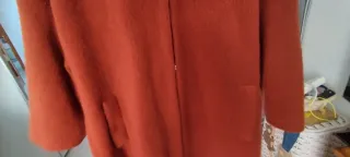 Abrigo Cortefiel con capucha y flecos