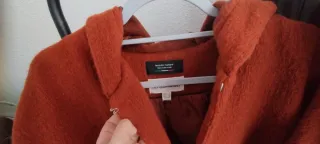 Abrigo Cortefiel con capucha y flecos