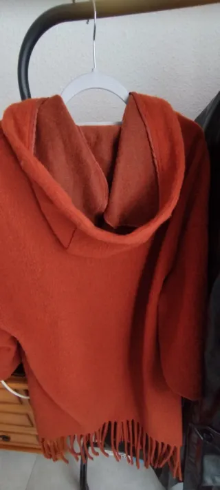 Abrigo Cortefiel con capucha y flecos