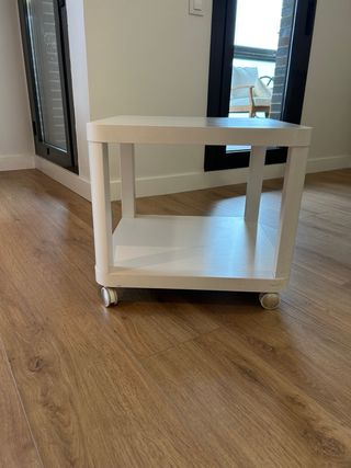 Mesita TINGBY IKEA con ruedas, perfecto estado