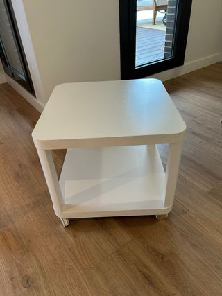 Mesita TINGBY IKEA con ruedas, perfecto estado