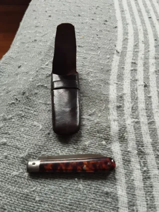 Navaja antigua con funda de cuero