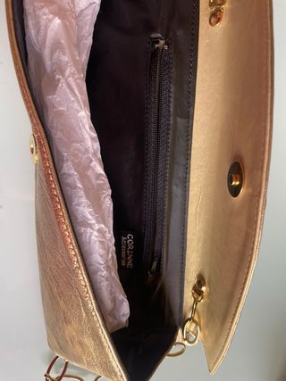 Bolso de mano dorado con cadena