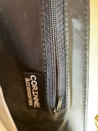 Bolso de mano dorado con cadena