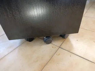 Tavolo ausiliario da ufficio con cassetti e ruote