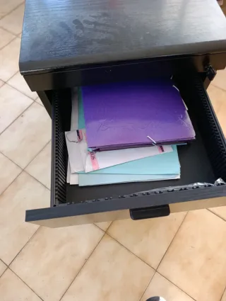 Tavolo ausiliario da ufficio con cassetti e ruote