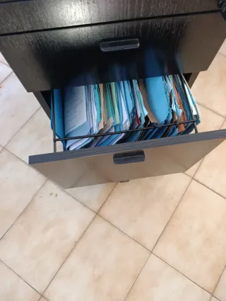 Tavolo ausiliario da ufficio con cassetti e ruote