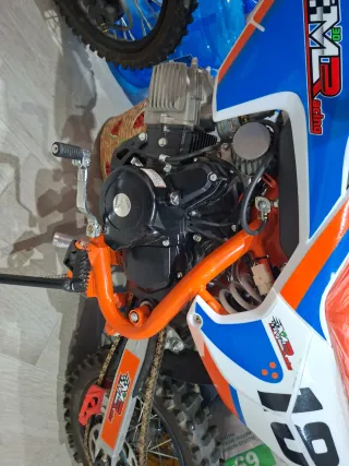 Moto infantil cross naranja y azul 75 centimetros