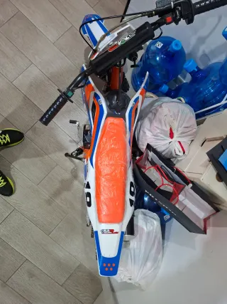 Moto infantil cross naranja y azul 75 centimetros