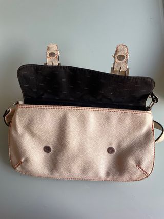 Bolso blanco con costuras naranjas