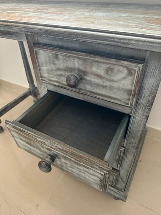 Escritorio de madera con cajonera