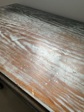 Escritorio de madera con cajonera