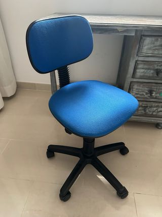 Escritorio de madera con cajonera