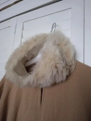Capa beige con cuello de pelo. Talla Única