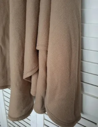 Capa beige con cuello de pelo. Talla Única