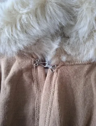 Capa beige con cuello de pelo. Talla Única