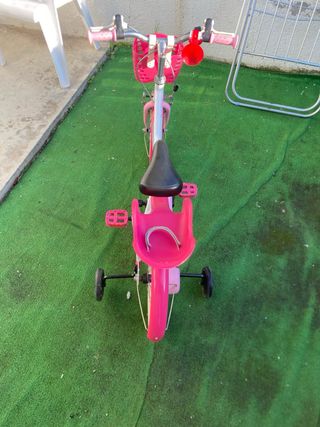Bicicleta infantil rosa con ruedines