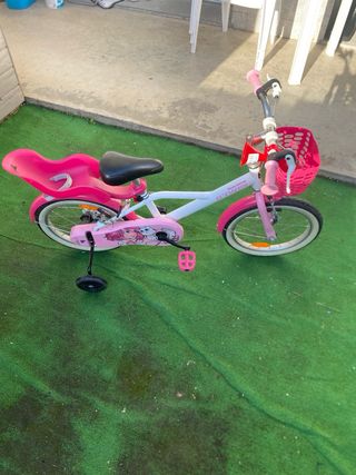 Bicicleta infantil rosa con ruedines