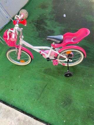 Bicicleta infantil rosa con ruedines