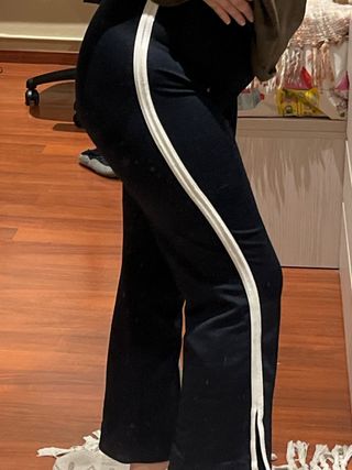 Pantalones Pull&Bear con detalles blancos