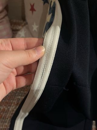 Pantalones Pull&Bear con detalles blancos