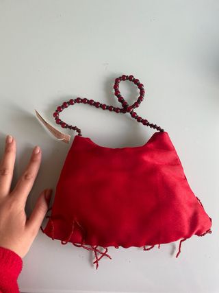 Bolso de mano rojo con abalorios