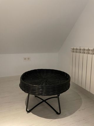 Tavolo ausiliario in rattan sintetico nero e metallo