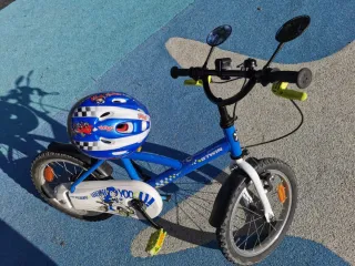 Bicicleta infantil azul con casco