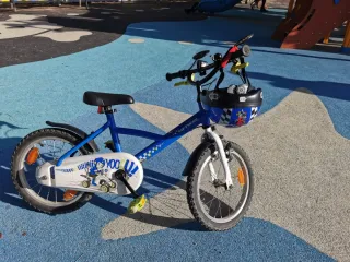 Bicicleta infantil azul con casco
