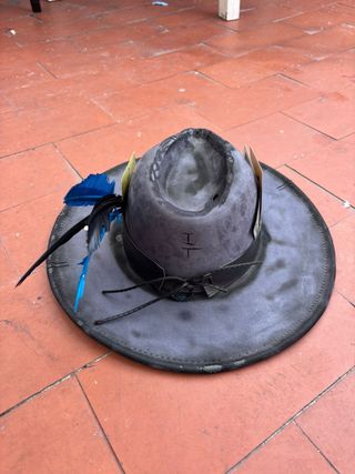 Sombrero vintage con plumas