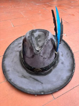 Sombrero vintage con plumas