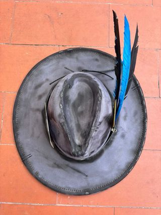 Sombrero vintage con plumas