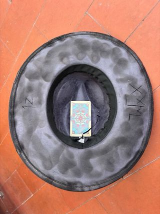 Sombrero vintage con plumas