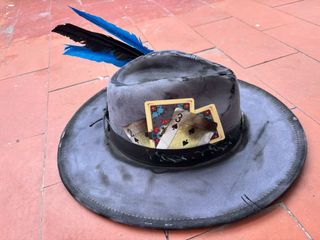 Sombrero vintage con plumas