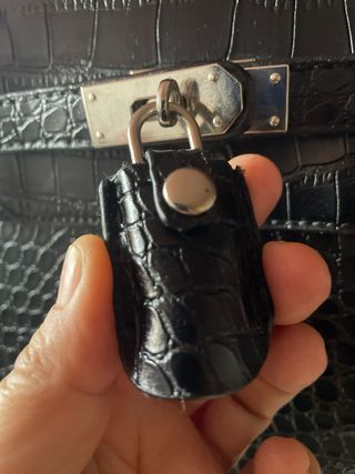Bolso Negro Simil Croc Clásico cuero PU z