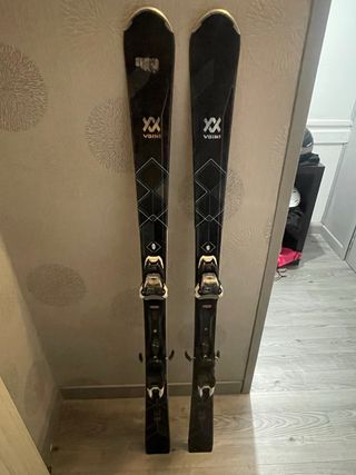 Esquís y botas de esquí